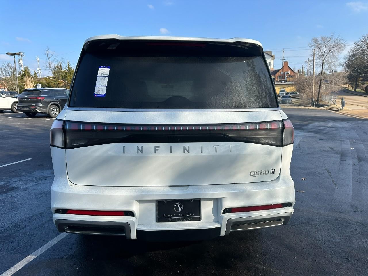 INFINITI QX80 Vehicle Full-screen Gallery Image 4