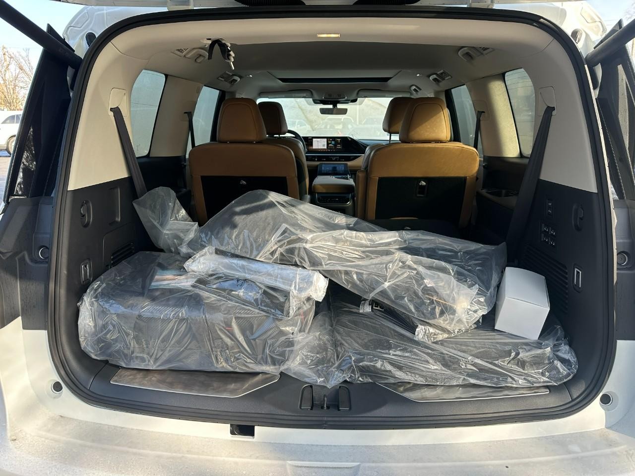 INFINITI QX80 Vehicle Full-screen Gallery Image 5