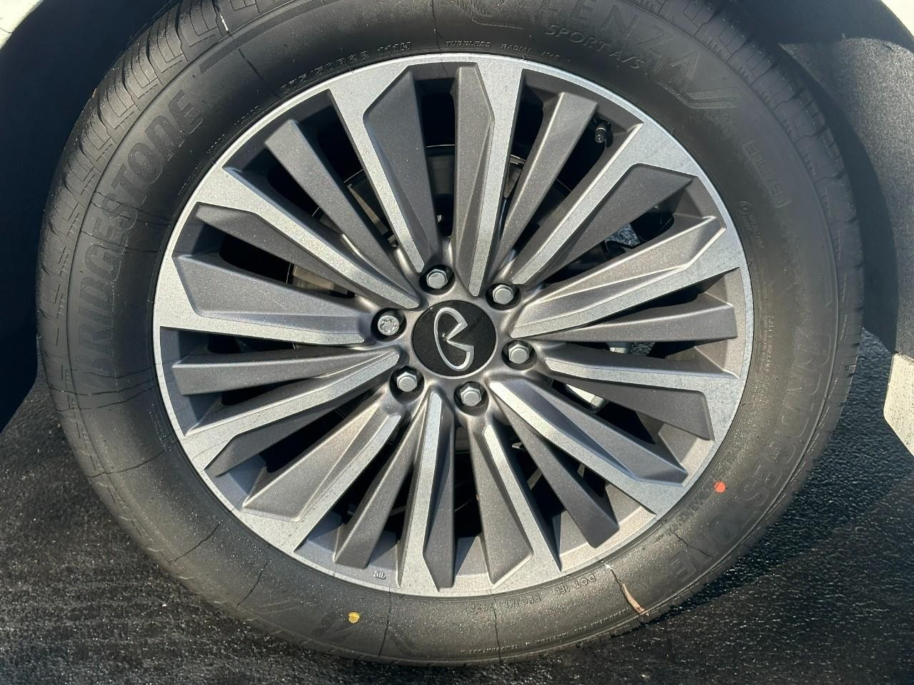 INFINITI QX80 Vehicle Full-screen Gallery Image 6