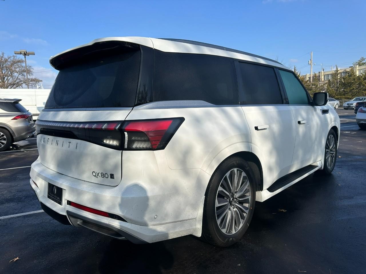 INFINITI QX80 Vehicle Full-screen Gallery Image 7