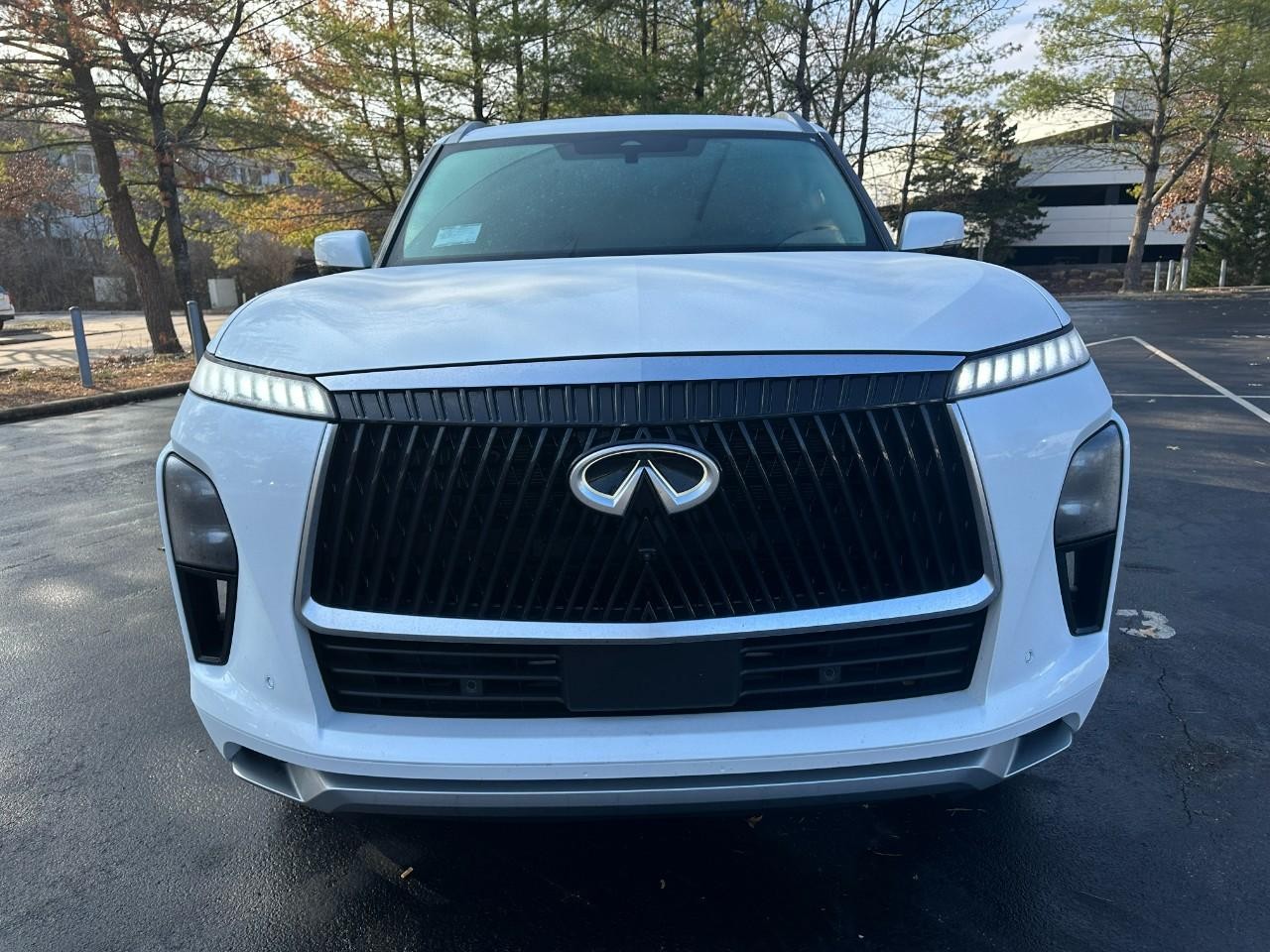 INFINITI QX80 Vehicle Full-screen Gallery Image 9