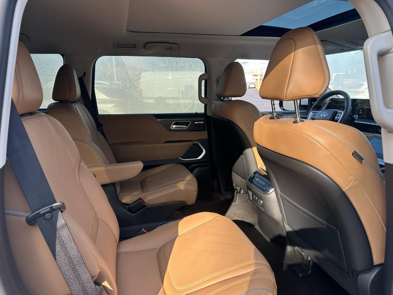 INFINITI QX80 Vehicle Full-screen Gallery Image 10