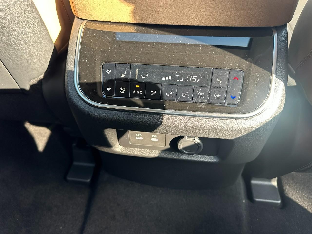 INFINITI QX80 Vehicle Full-screen Gallery Image 11