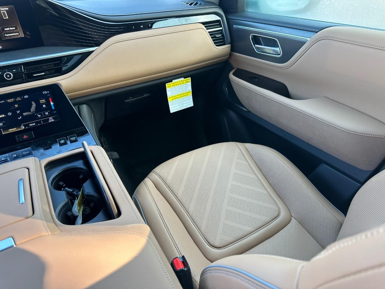 INFINITI QX80 Vehicle Full-screen Gallery Image 18