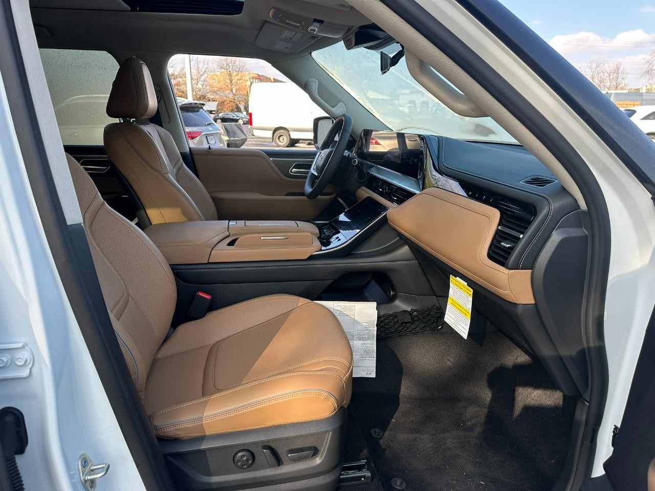 INFINITI QX80 Vehicle Full-screen Gallery Image 19