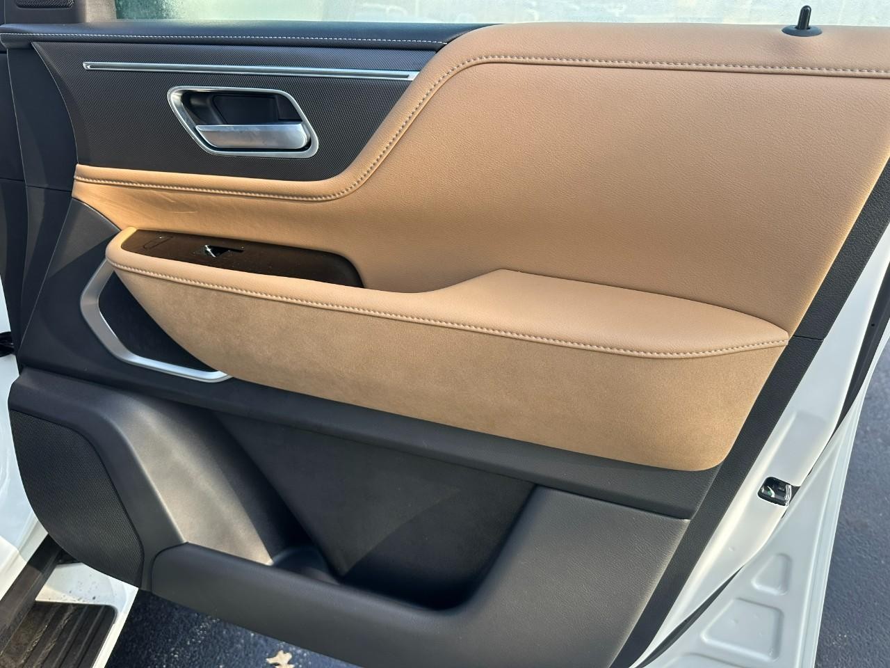 INFINITI QX80 Vehicle Full-screen Gallery Image 20