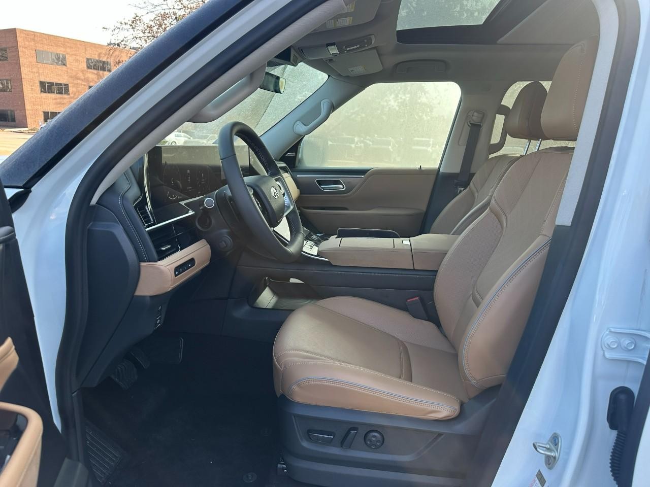 INFINITI QX80 Vehicle Full-screen Gallery Image 21