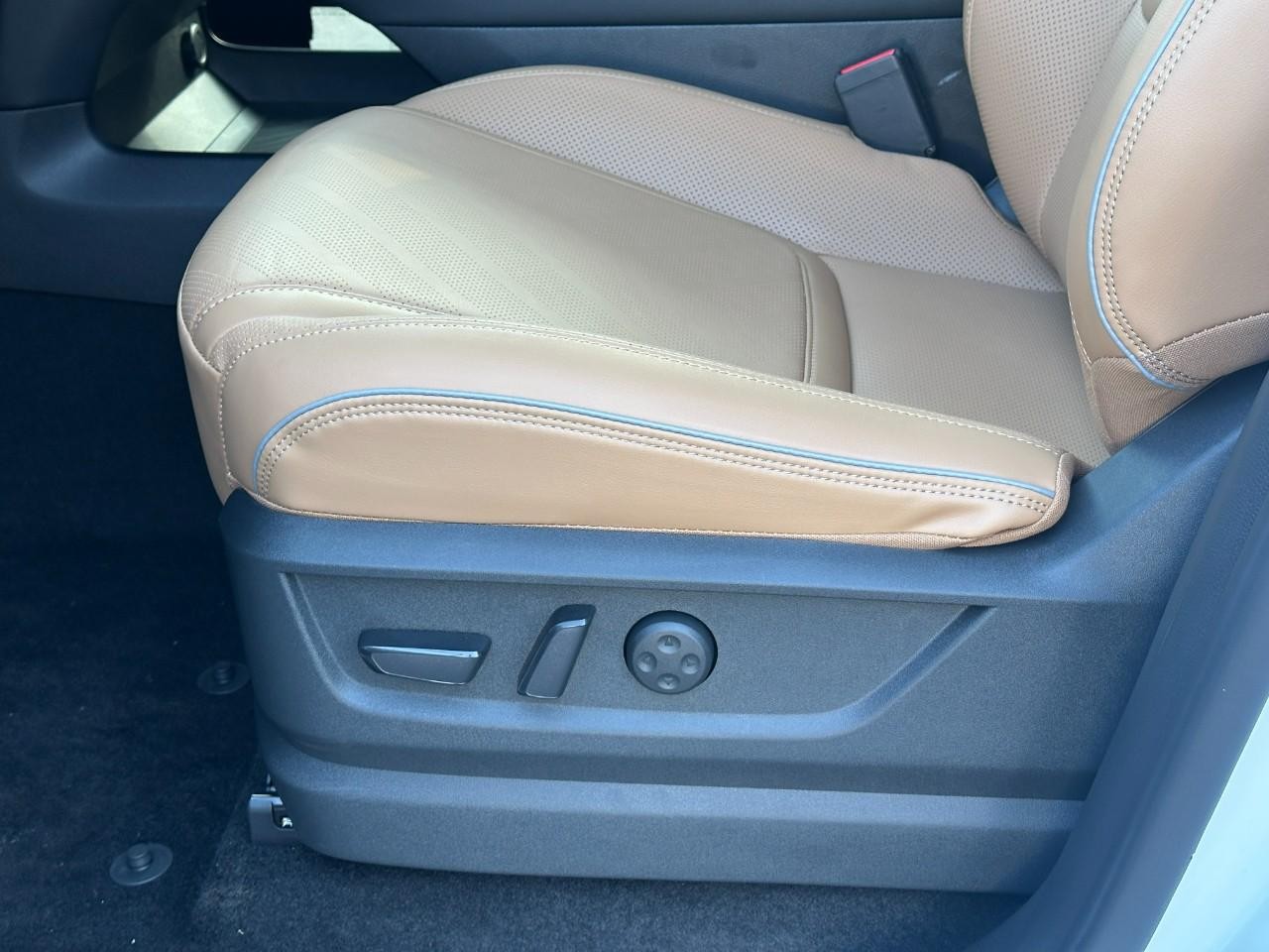 INFINITI QX80 Vehicle Full-screen Gallery Image 22