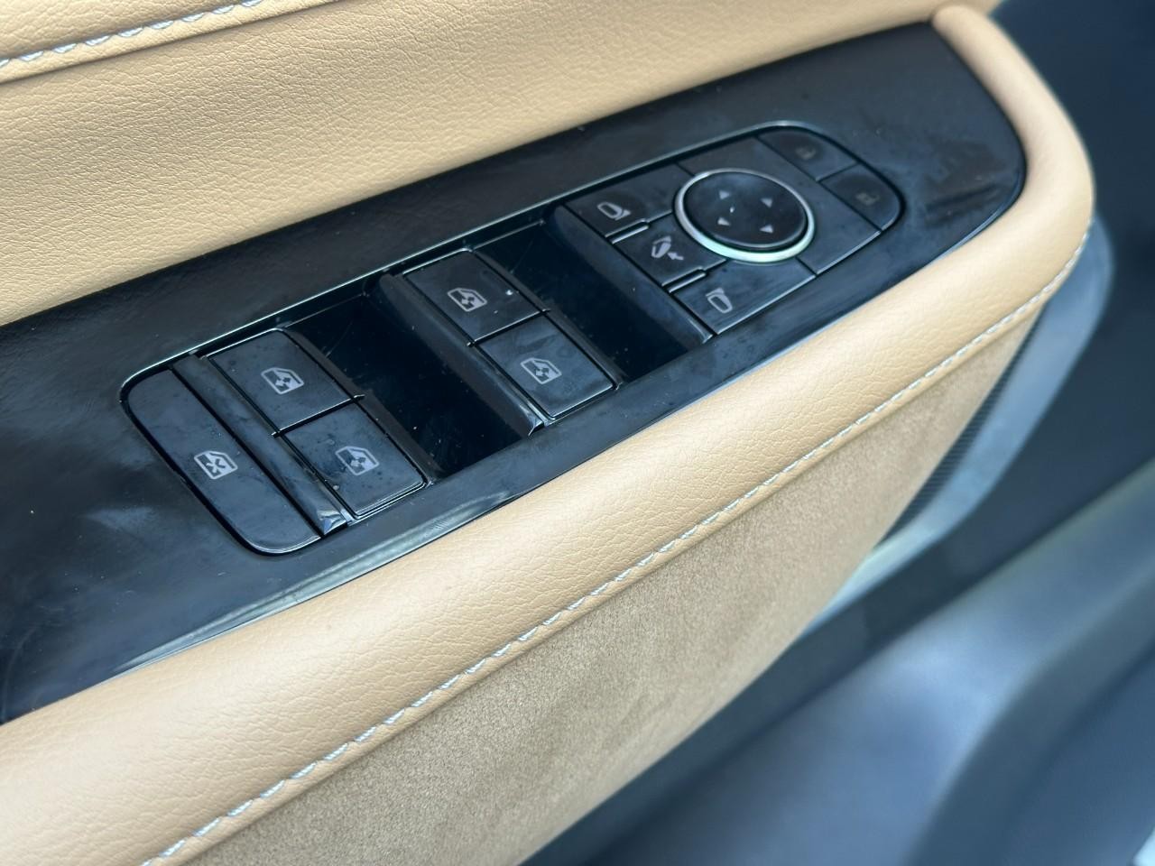 INFINITI QX80 Vehicle Full-screen Gallery Image 23