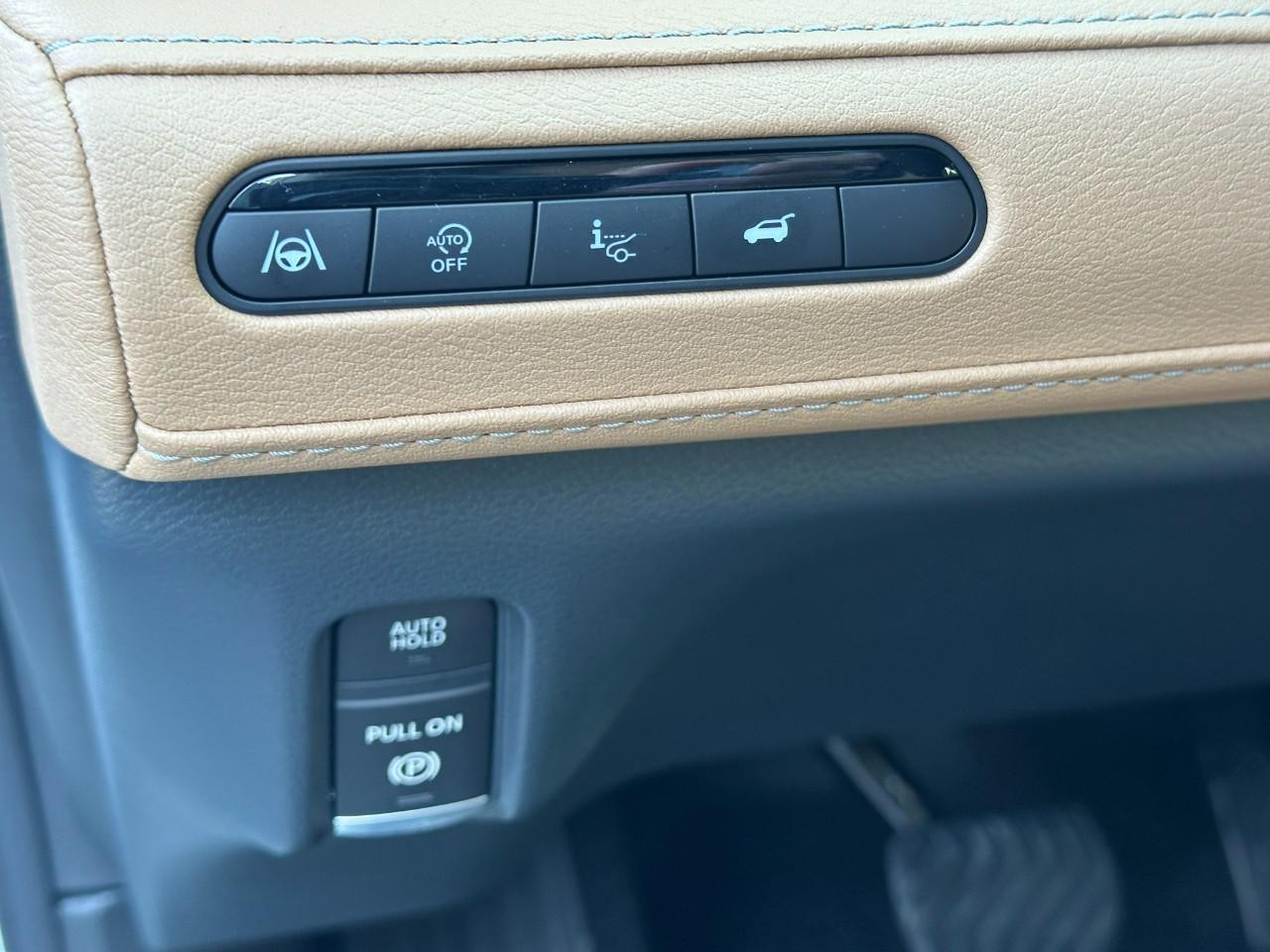 INFINITI QX80 Vehicle Full-screen Gallery Image 25