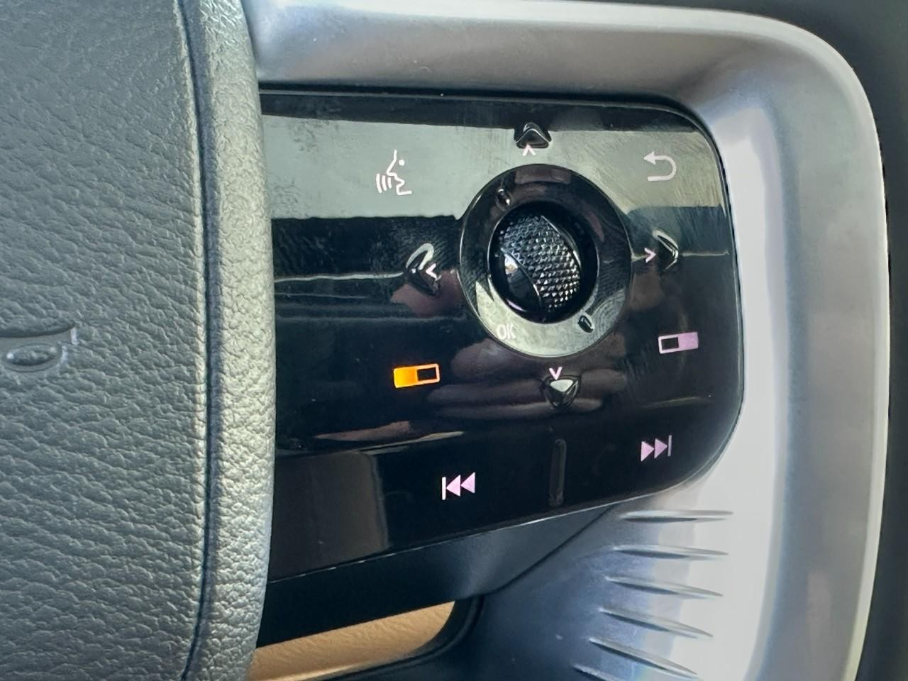 INFINITI QX80 Vehicle Full-screen Gallery Image 27