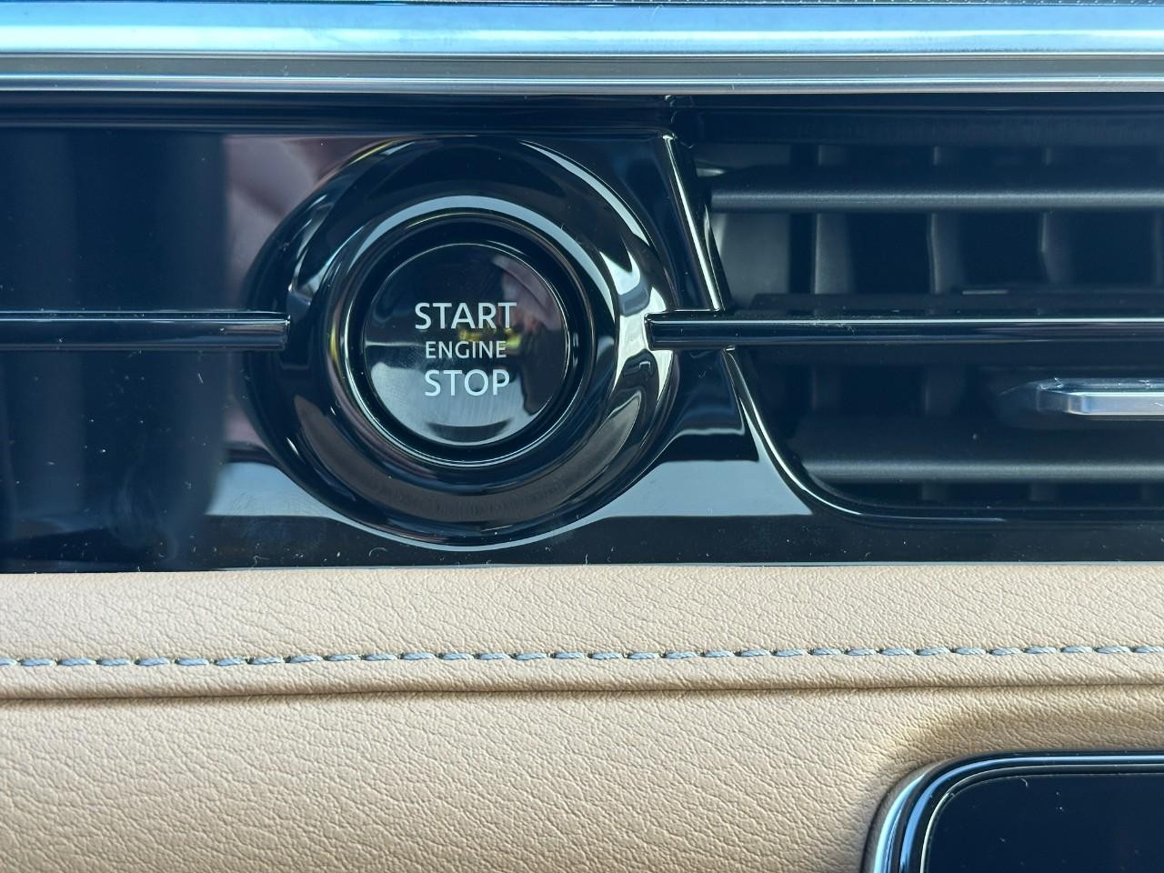 INFINITI QX80 Vehicle Full-screen Gallery Image 32