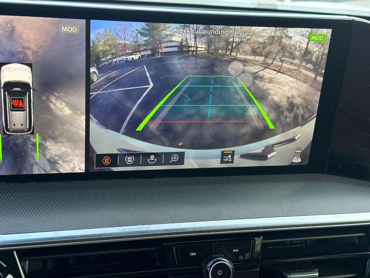 INFINITI QX80 Vehicle Full-screen Gallery Image 34