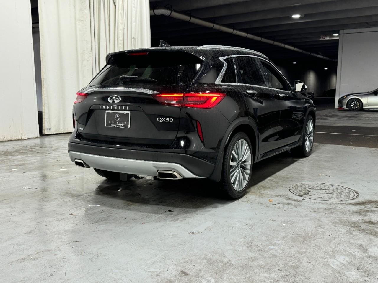 INFINITI QX50 Vehicle Full-screen Gallery Image 04