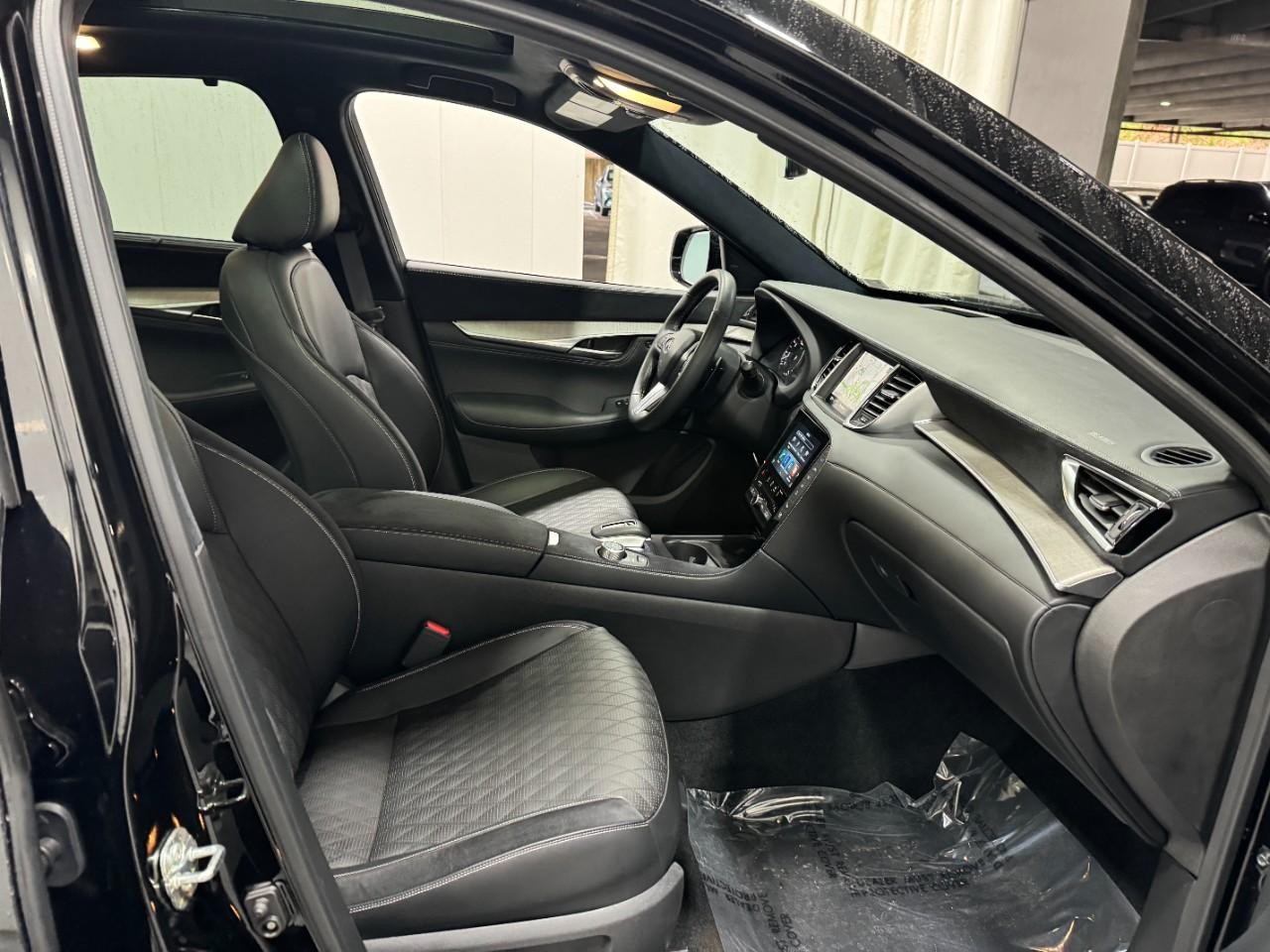 INFINITI QX50 Vehicle Full-screen Gallery Image 19