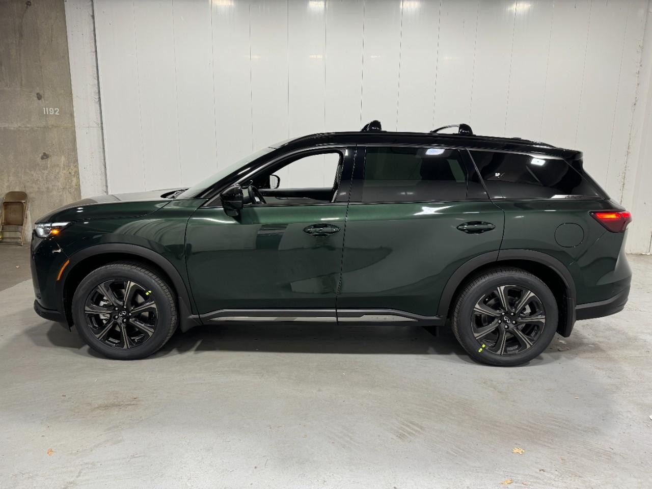 INFINITI QX60 Vehicle Full-screen Gallery Image 2