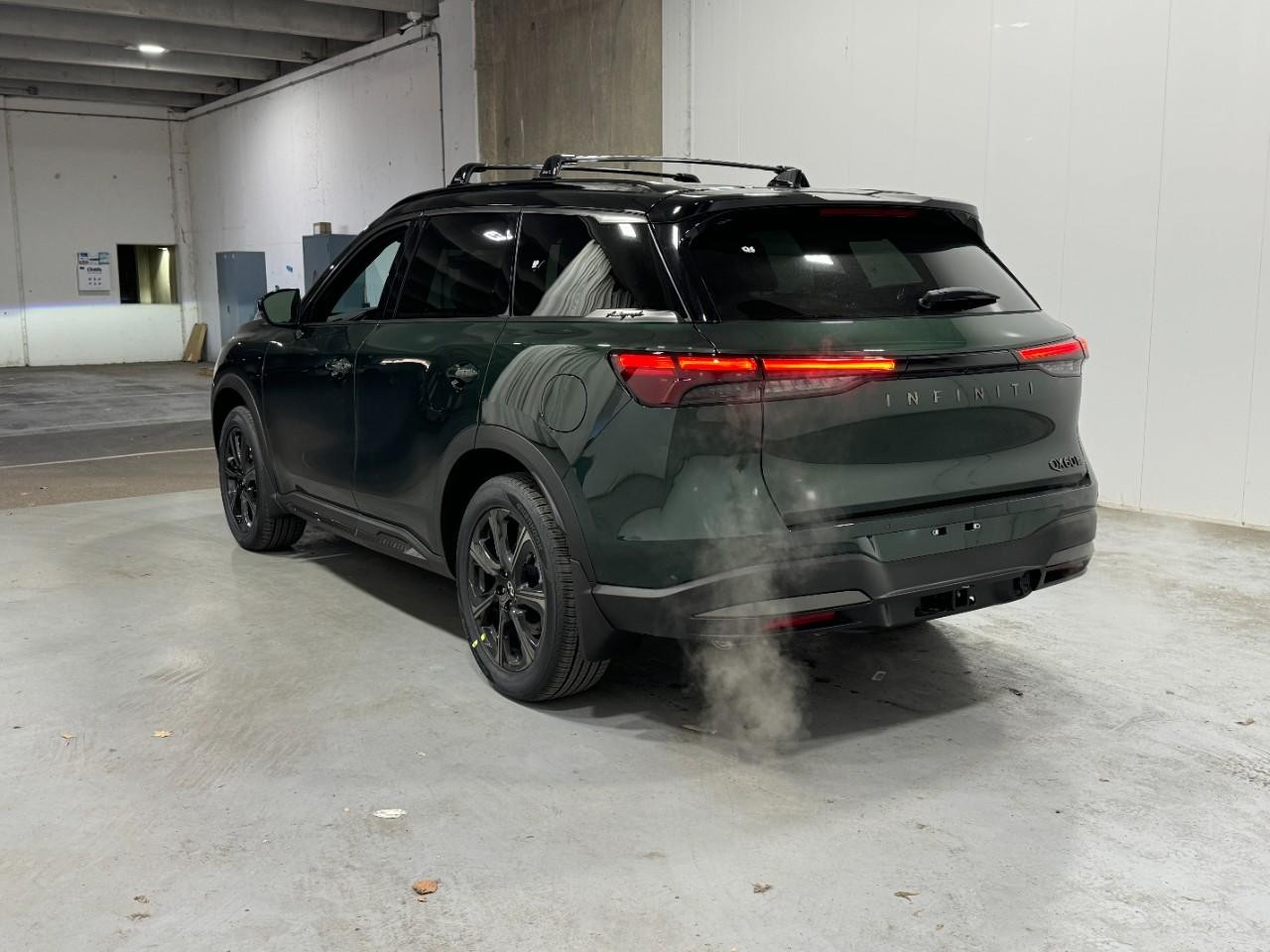 INFINITI QX60 Vehicle Full-screen Gallery Image 3