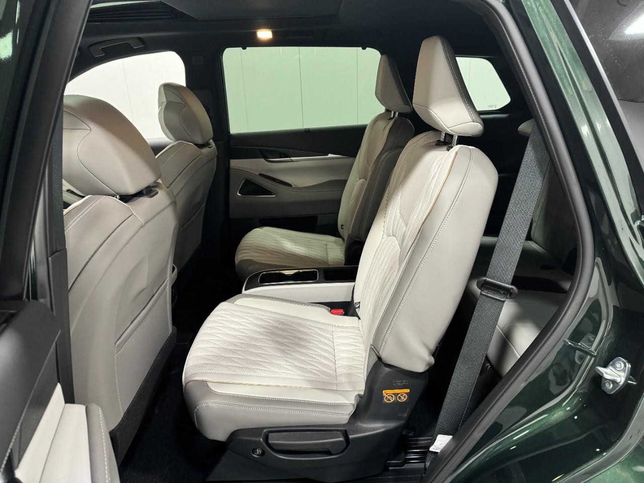 INFINITI QX60 Vehicle Full-screen Gallery Image 9