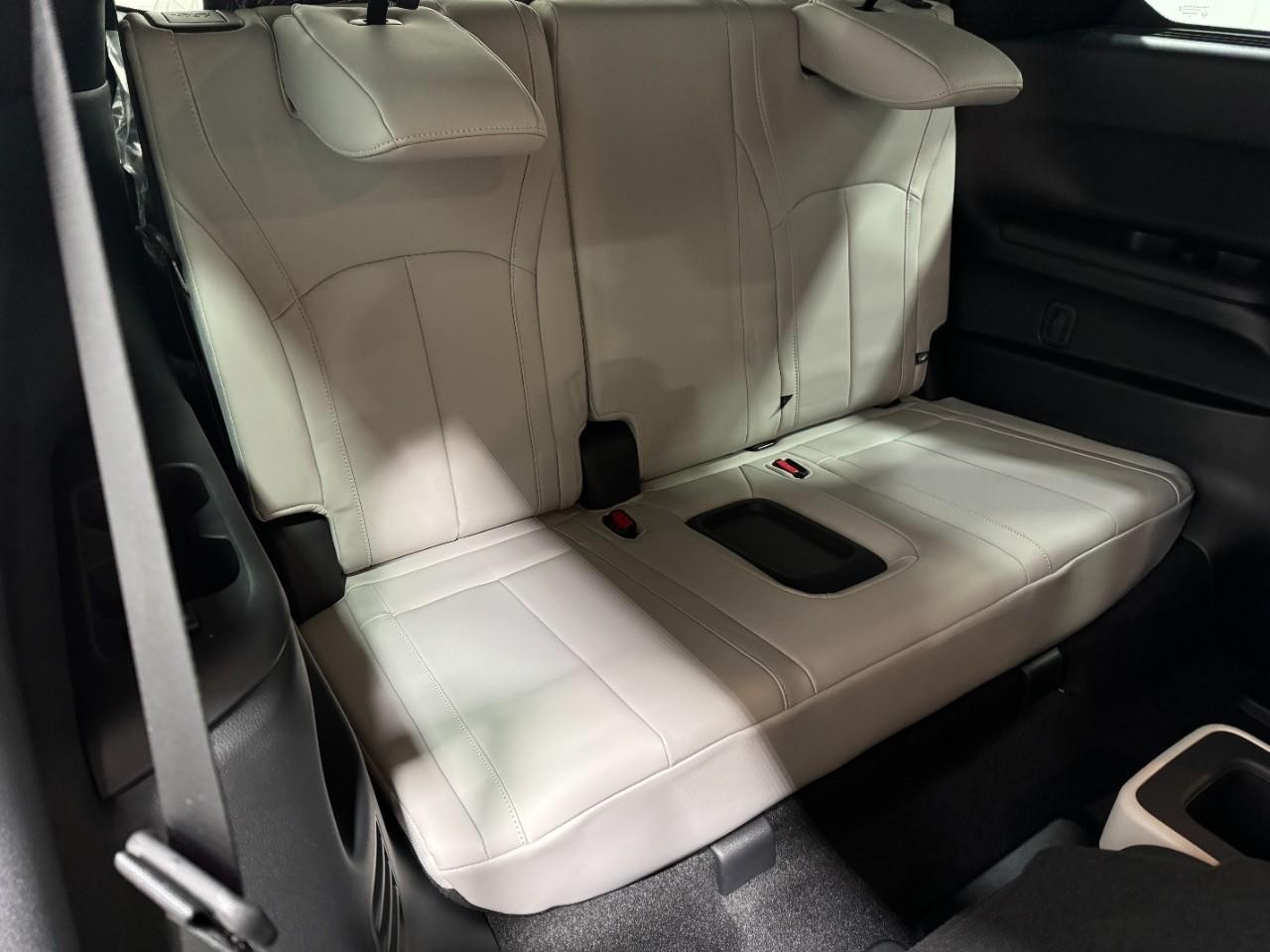 INFINITI QX60 Vehicle Full-screen Gallery Image 11