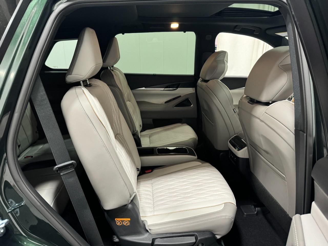 INFINITI QX60 Vehicle Full-screen Gallery Image 12
