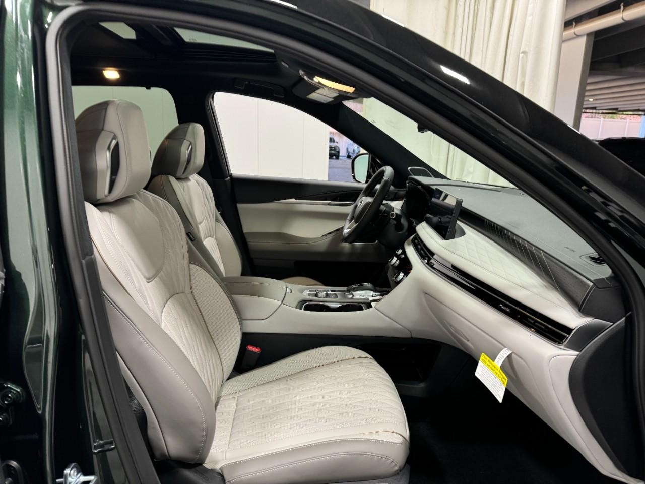 INFINITI QX60 Vehicle Full-screen Gallery Image 21