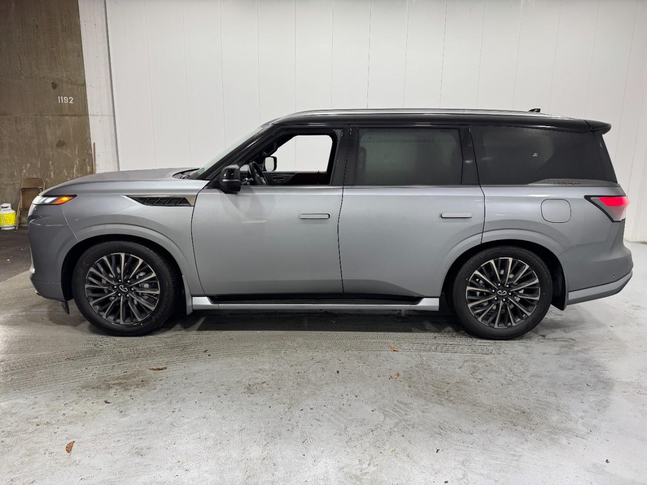 INFINITI QX80 Vehicle Full-screen Gallery Image 2