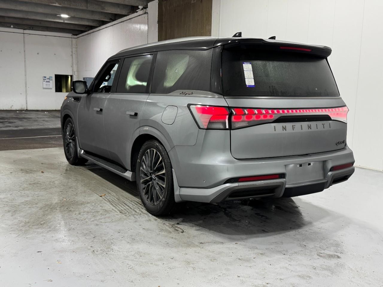 INFINITI QX80 Vehicle Full-screen Gallery Image 3