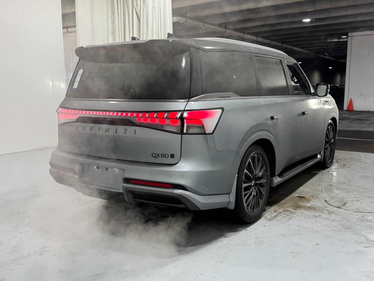 INFINITI QX80 Vehicle Full-screen Gallery Image 4