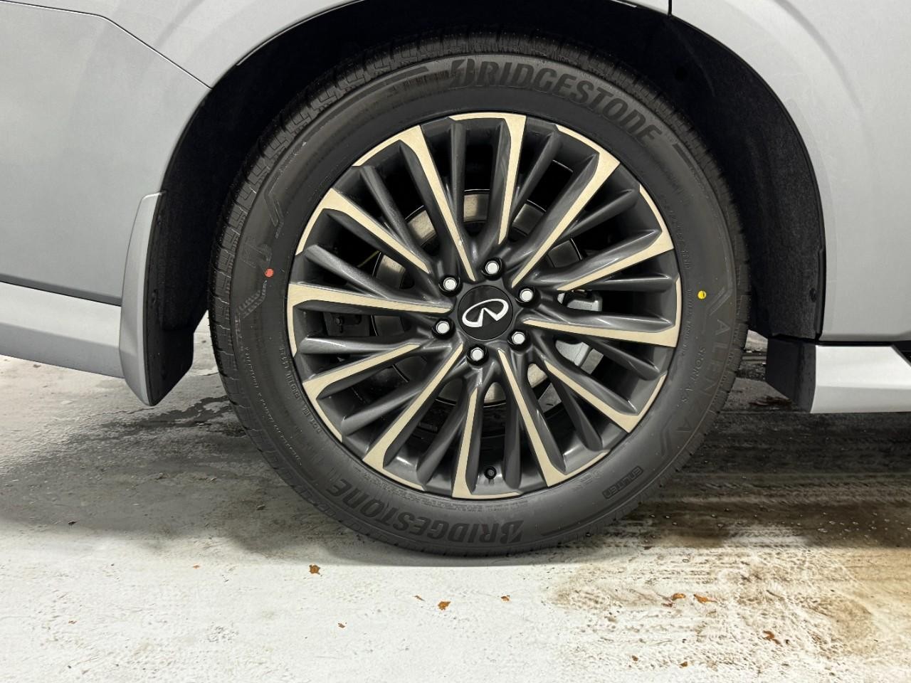 INFINITI QX80 Vehicle Full-screen Gallery Image 5