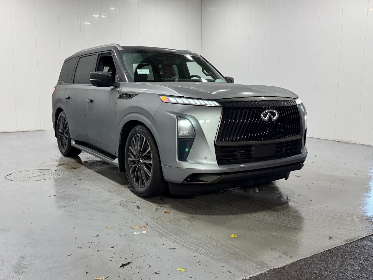 INFINITI QX80 Vehicle Full-screen Gallery Image 6