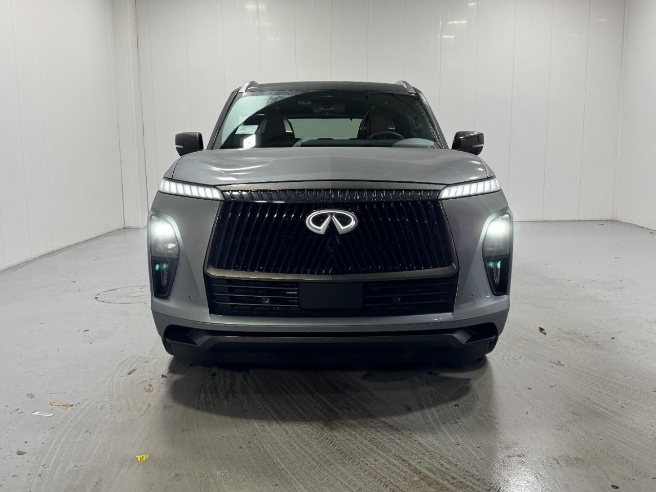 INFINITI QX80 Vehicle Full-screen Gallery Image 7