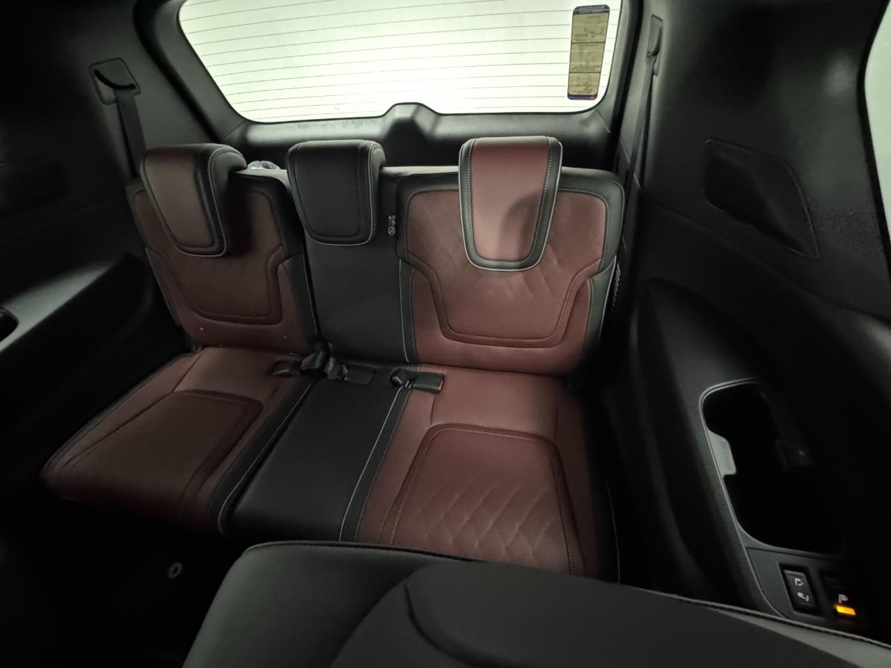 INFINITI QX80 Vehicle Full-screen Gallery Image 8