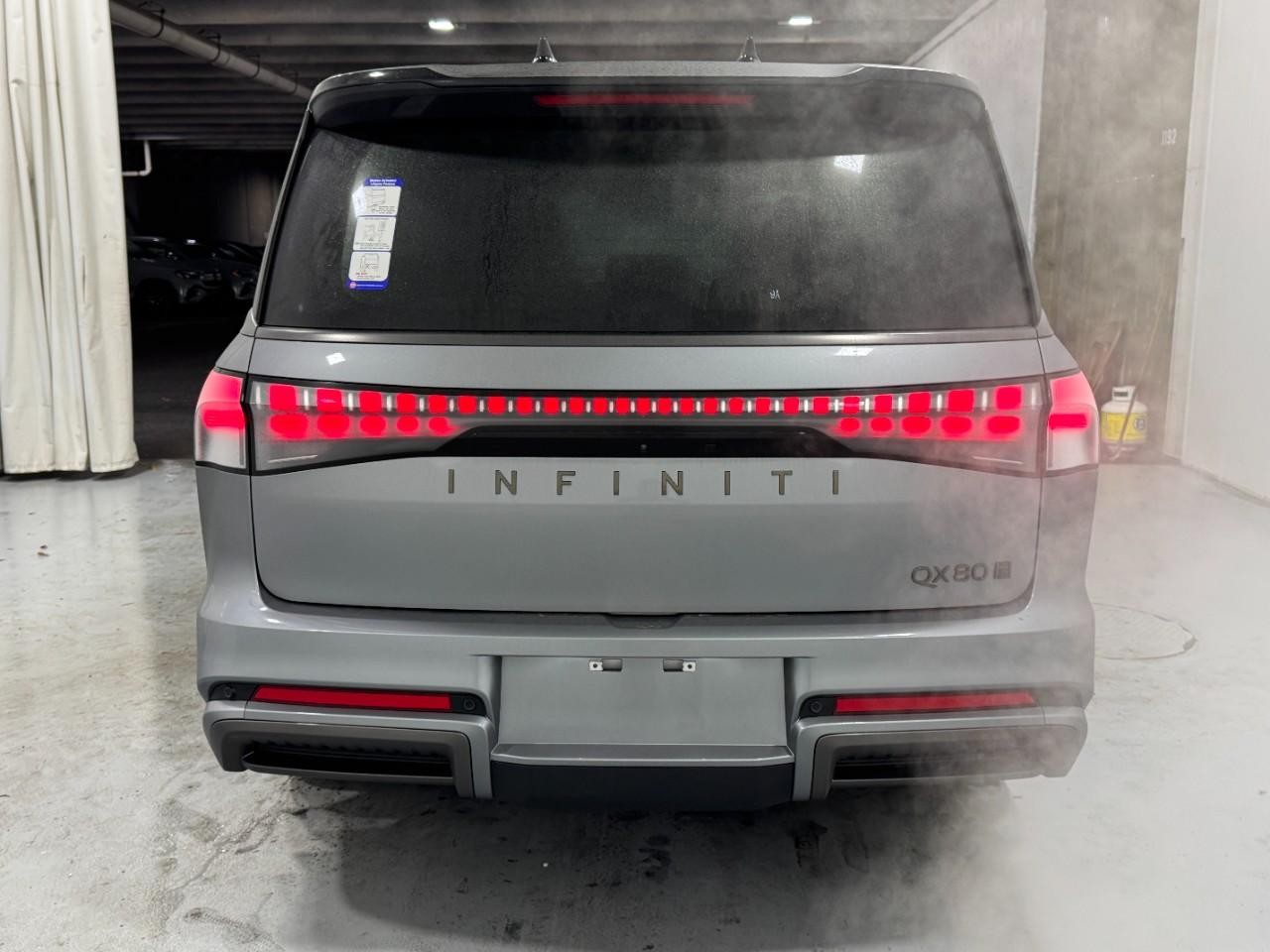 INFINITI QX80 Vehicle Full-screen Gallery Image 10