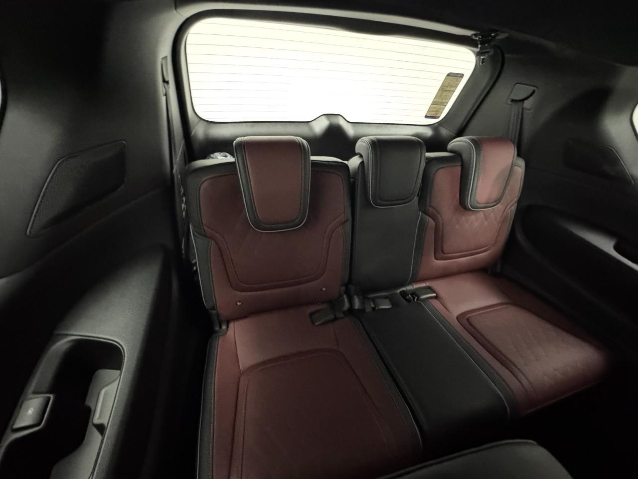 INFINITI QX80 Vehicle Full-screen Gallery Image 11