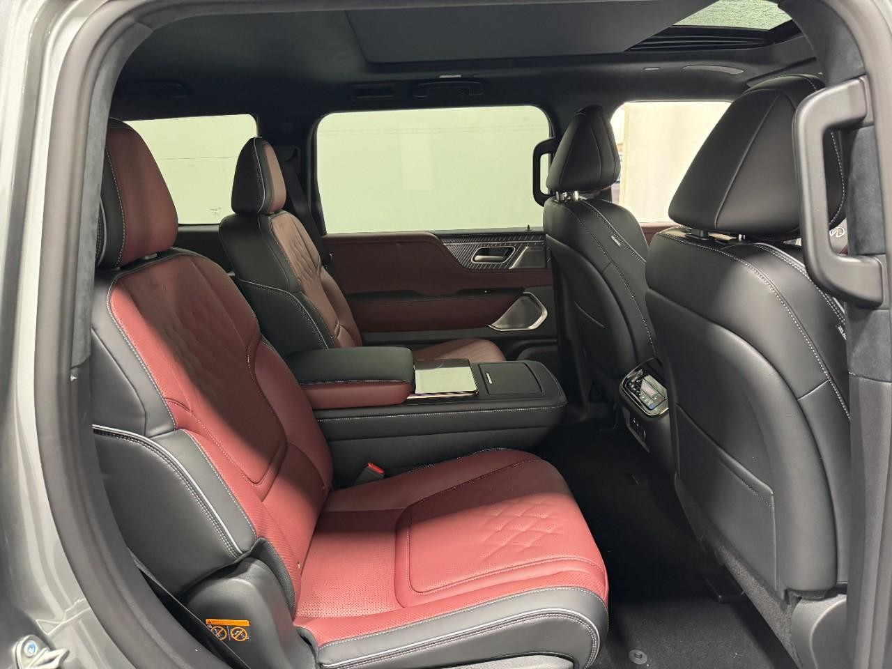 INFINITI QX80 Vehicle Full-screen Gallery Image 12