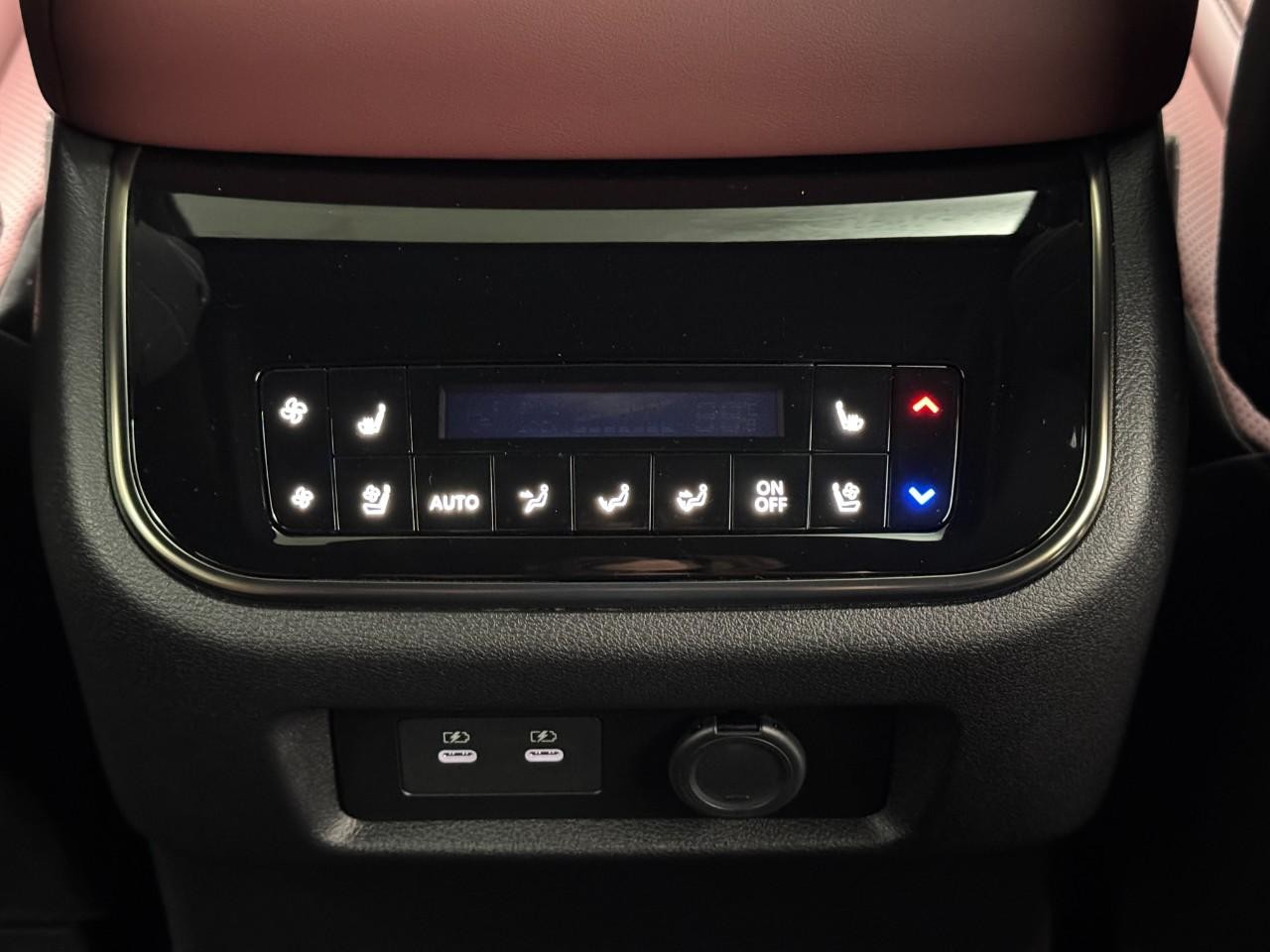 INFINITI QX80 Vehicle Full-screen Gallery Image 13