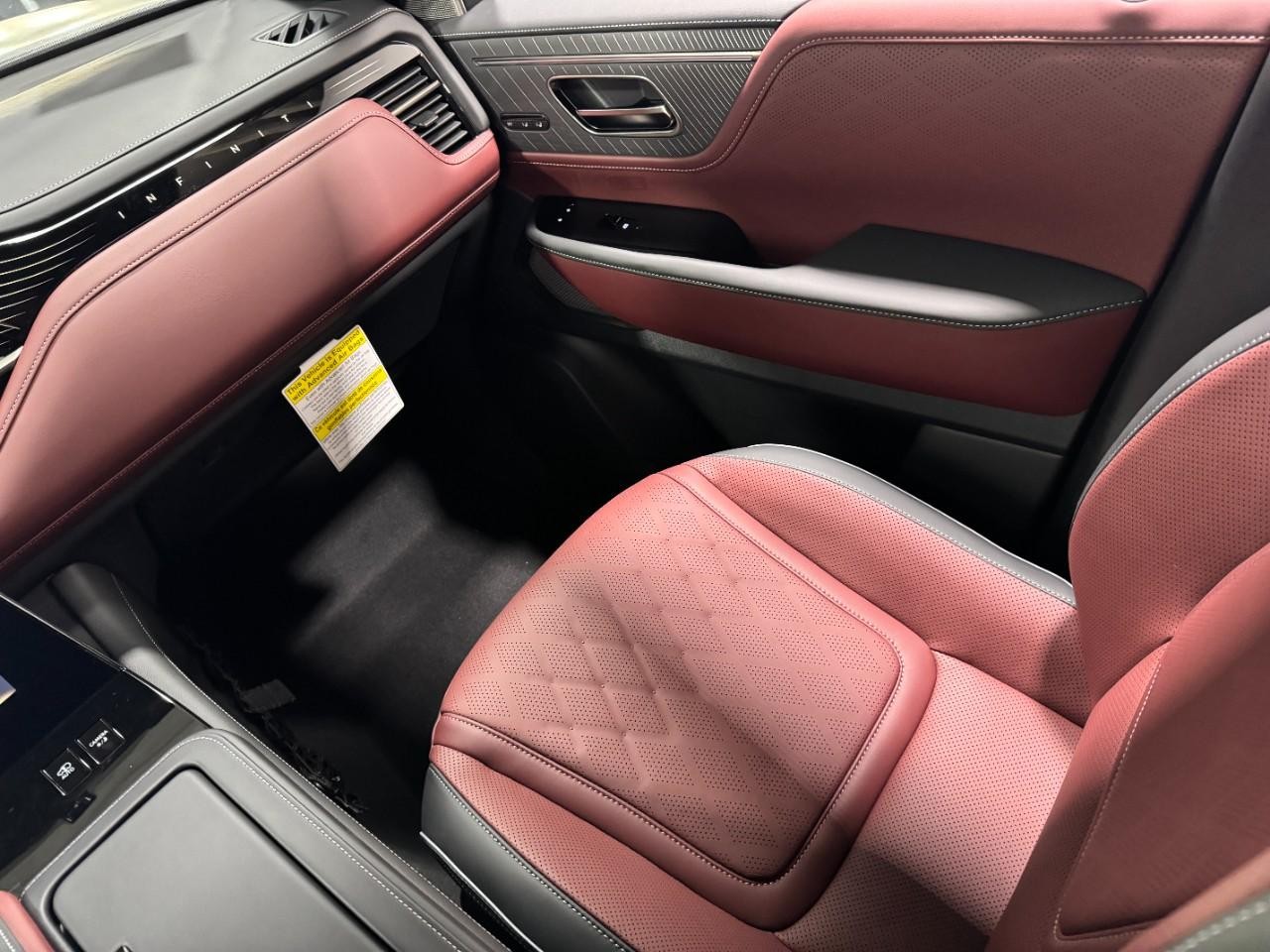 INFINITI QX80 Vehicle Full-screen Gallery Image 19