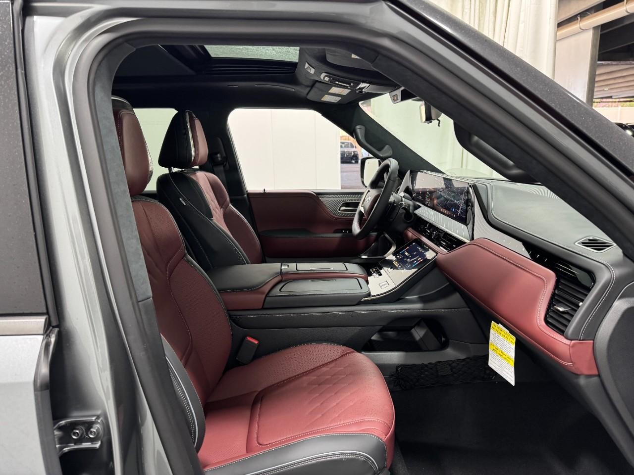 INFINITI QX80 Vehicle Full-screen Gallery Image 20