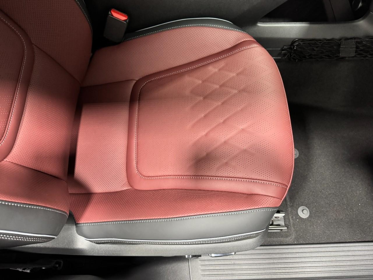 INFINITI QX80 Vehicle Full-screen Gallery Image 21