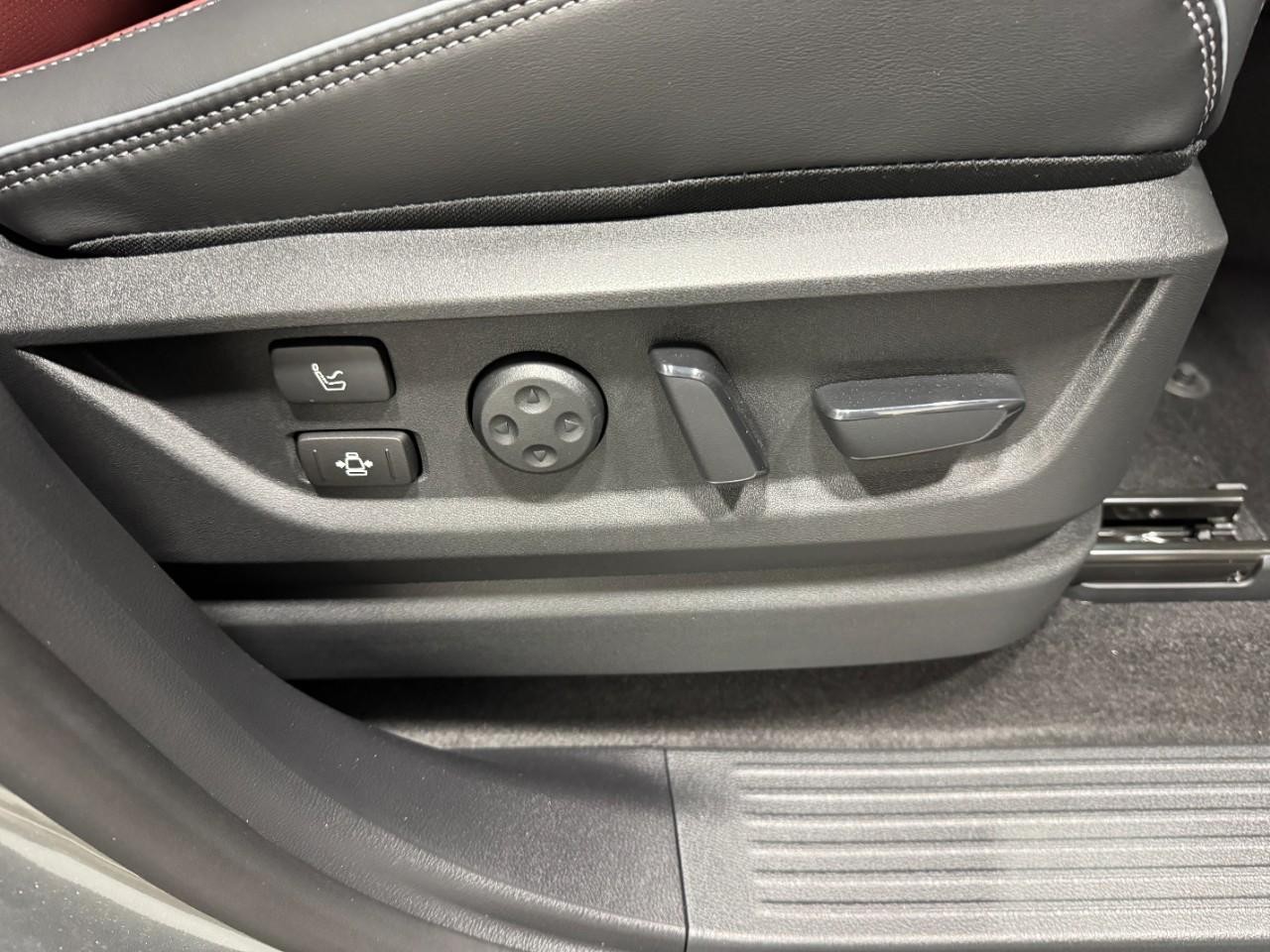 INFINITI QX80 Vehicle Full-screen Gallery Image 22