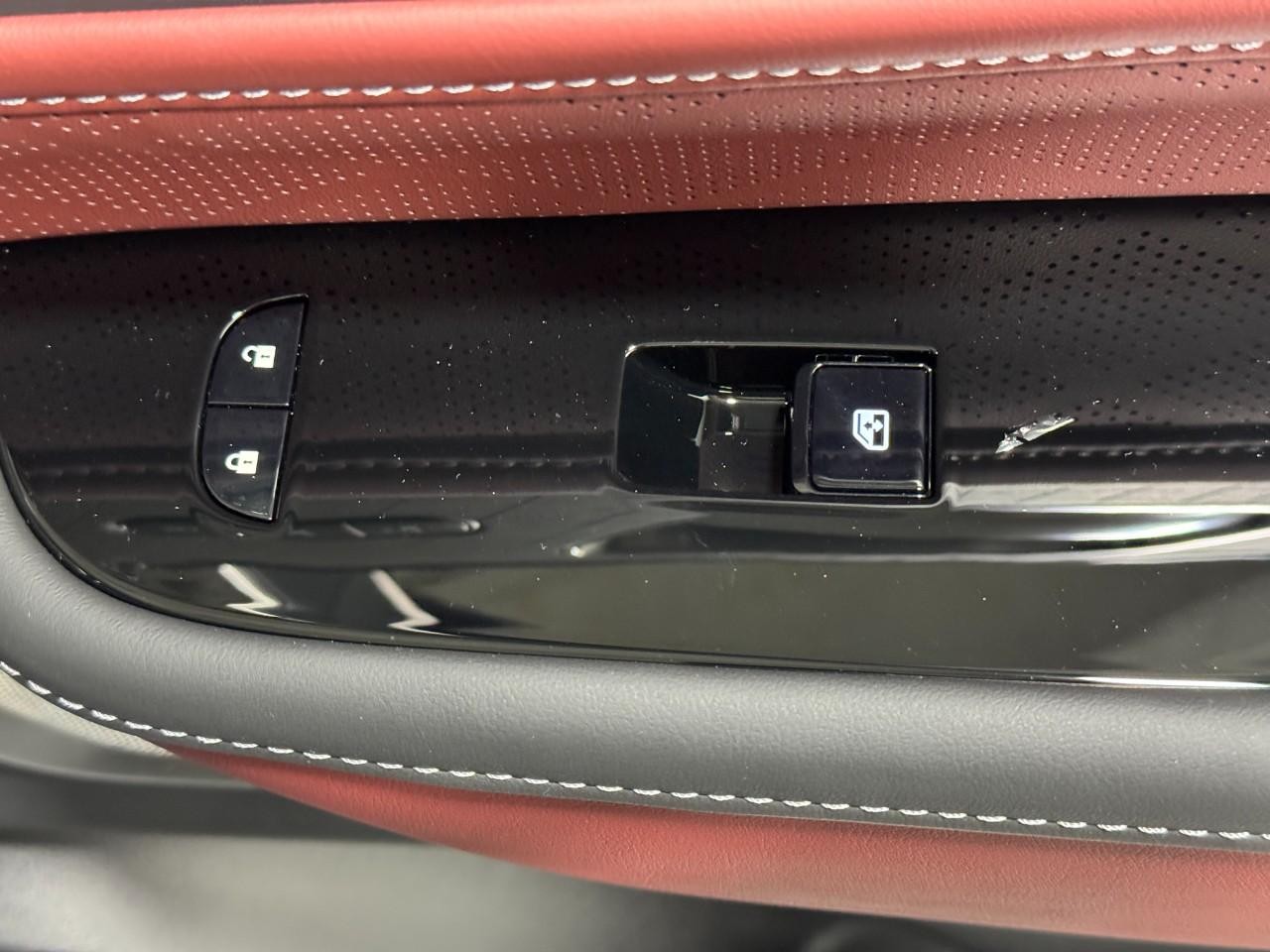 INFINITI QX80 Vehicle Full-screen Gallery Image 24