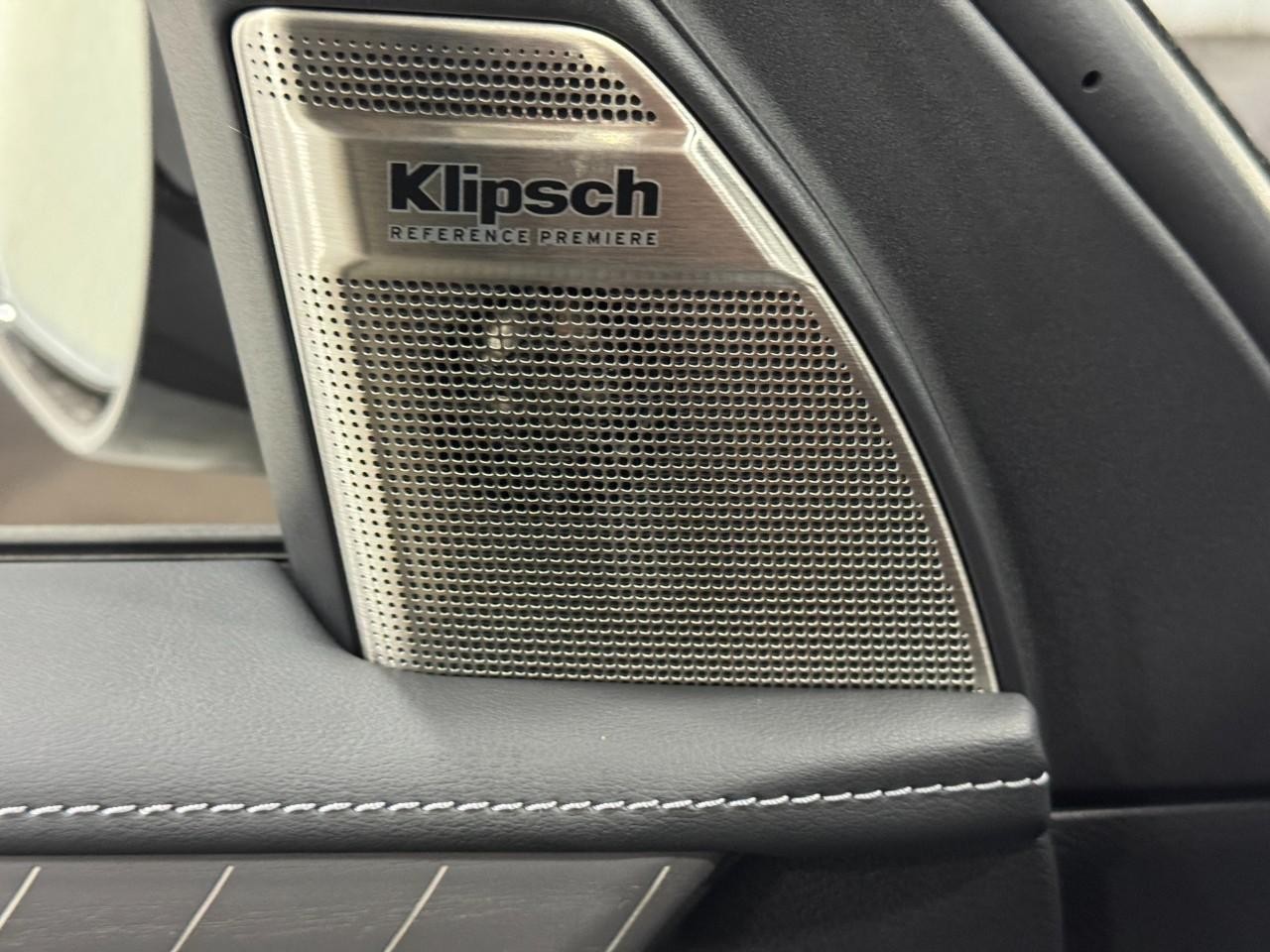 INFINITI QX80 Vehicle Full-screen Gallery Image 25