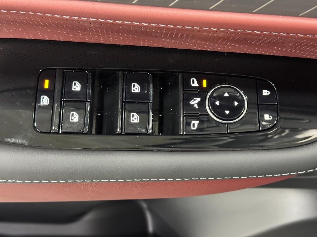 INFINITI QX80 Vehicle Full-screen Gallery Image 27