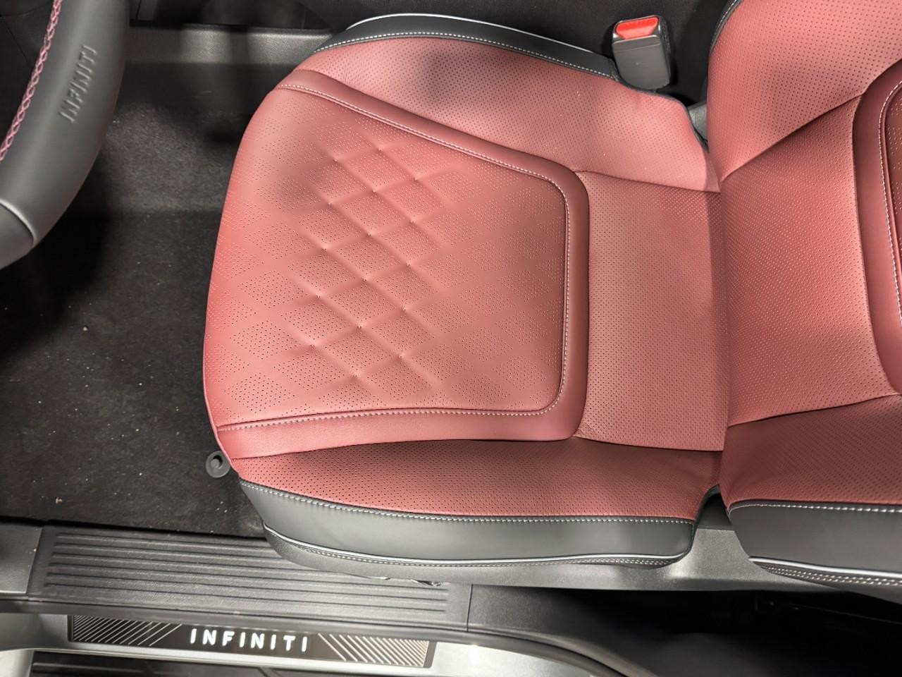 INFINITI QX80 Vehicle Full-screen Gallery Image 29