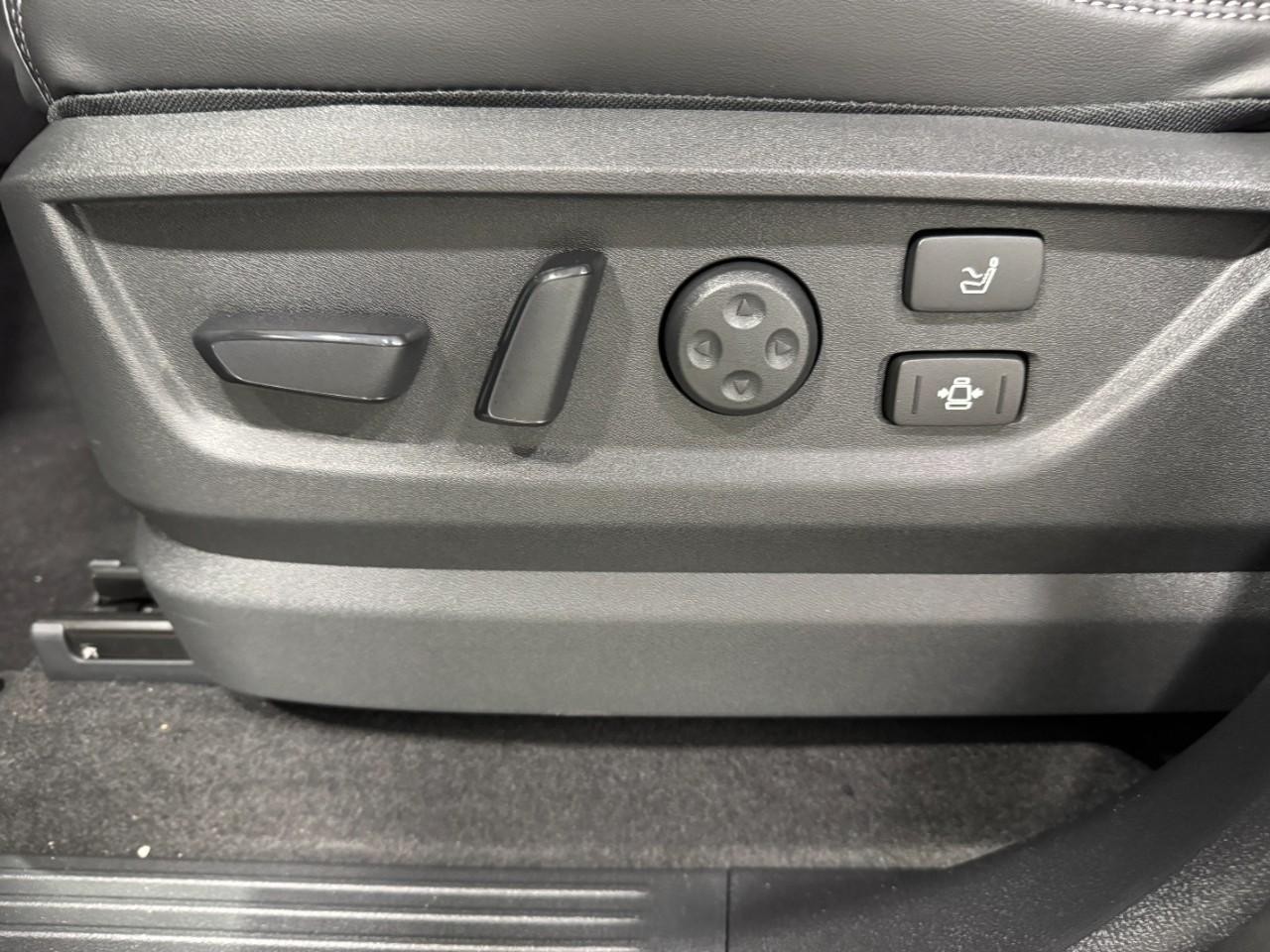 INFINITI QX80 Vehicle Full-screen Gallery Image 30