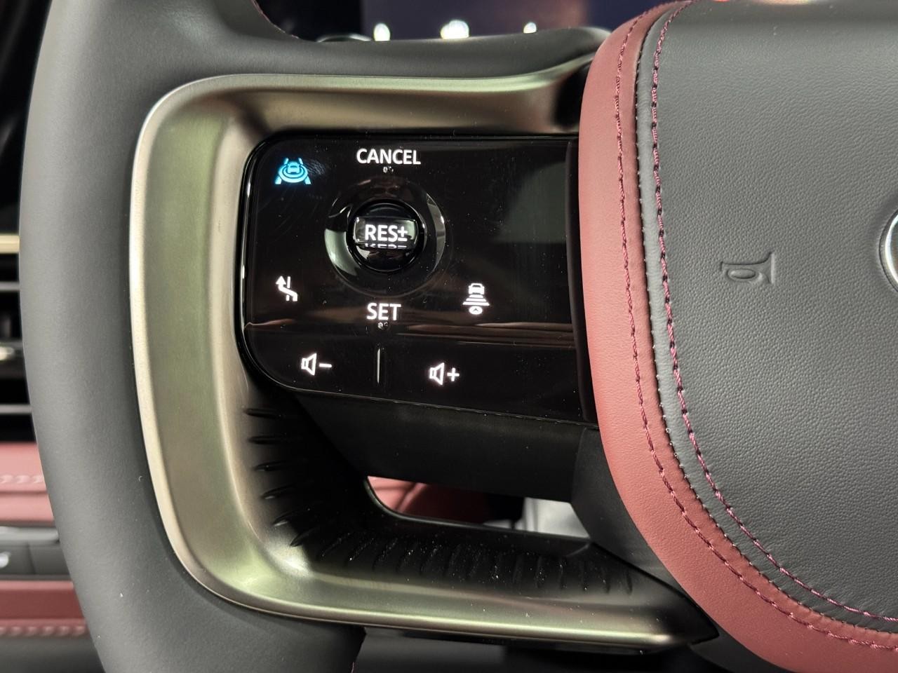 INFINITI QX80 Vehicle Full-screen Gallery Image 32