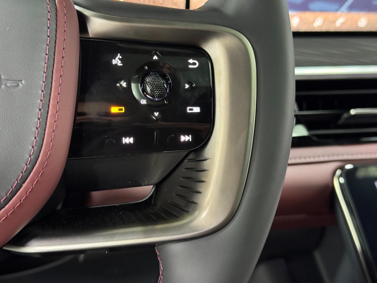 INFINITI QX80 Vehicle Full-screen Gallery Image 33