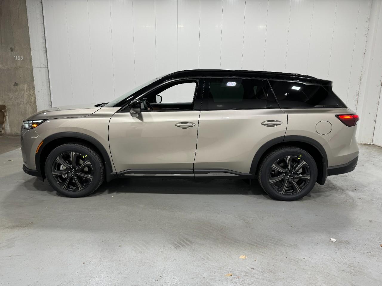 INFINITI QX60 Vehicle Full-screen Gallery Image 2