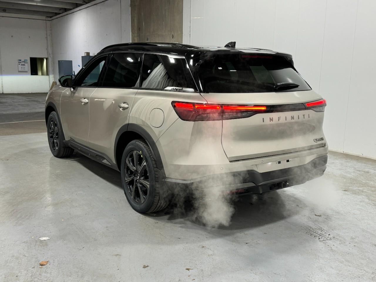 INFINITI QX60 Vehicle Full-screen Gallery Image 3