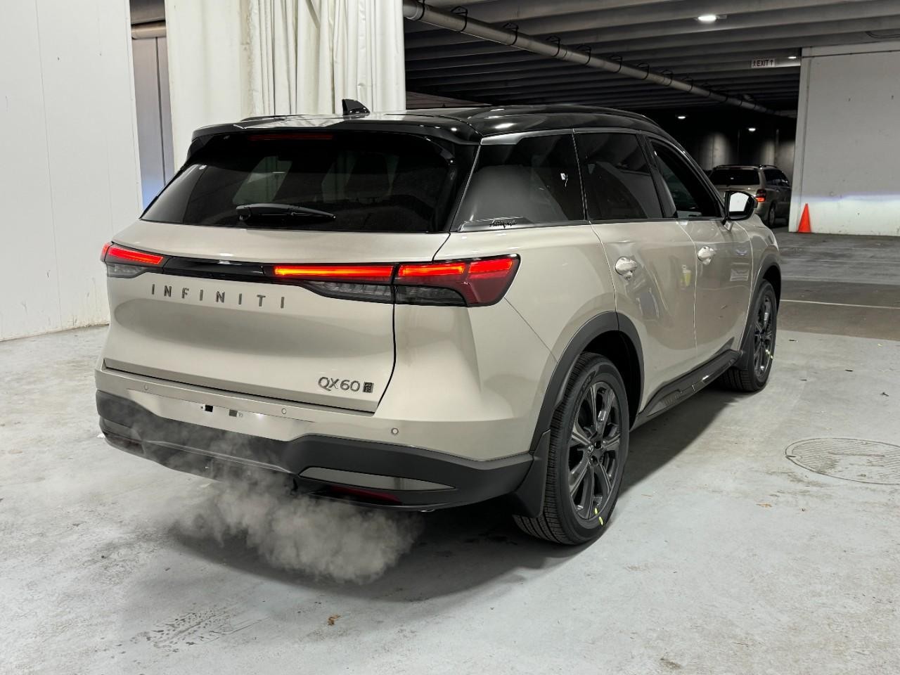 INFINITI QX60 Vehicle Full-screen Gallery Image 4